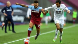 West Ham - Burnley ve bahis reklamlı formaları